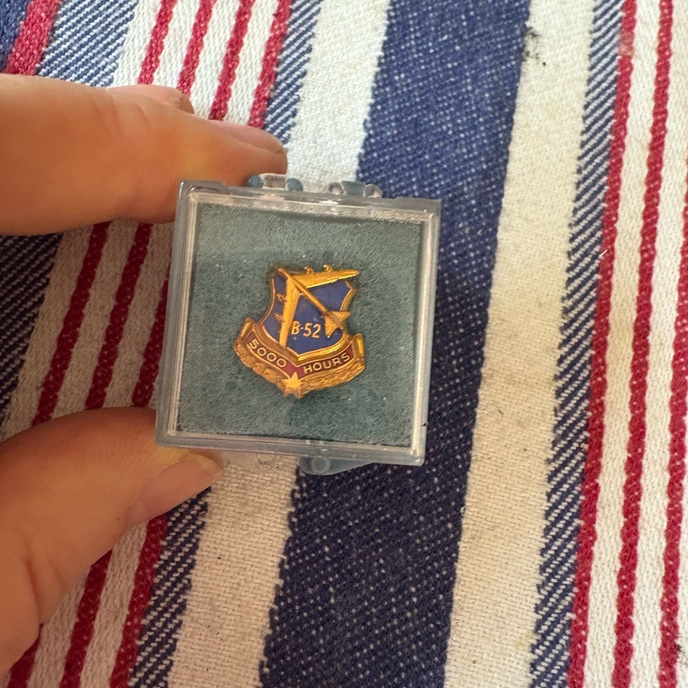 B-52 5000 Hours Gold Pin